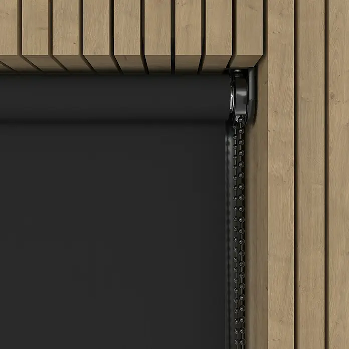 Verdunkelungsrollo Luxus - B x H: 200 x 190 cm, Schwarz - Nahaufnahme einer Rollo-Vorrichtung mit einer schwarzen Stoffbahn, umgeben von einer Holzverkleidung. Die Rollobedienung erfolgt per Kette.