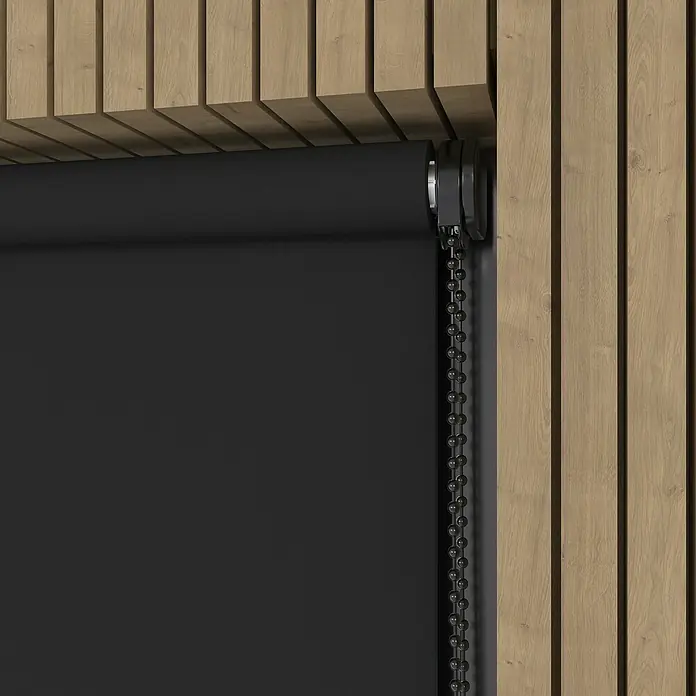 Verdunkelungsrollo Luxus - B x H: 200 x 190 cm, Schwarz - Bild einer schwarzen Verdunkelungsrollo vor einem Holzrahmen, ideal für eine stilvolle und effektive Lichtsteuerung im Raum.