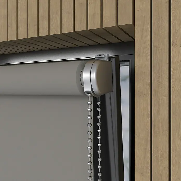 Verdunkelungsrollo Luxus - B x H: 200 x 190 cm, Grau - Nahaufnahme einer Rollladenvorrichtung mit Kettenzugsystem, montiert an einem Fensterrahmen, umgeben von einer Holzverkleidung.
