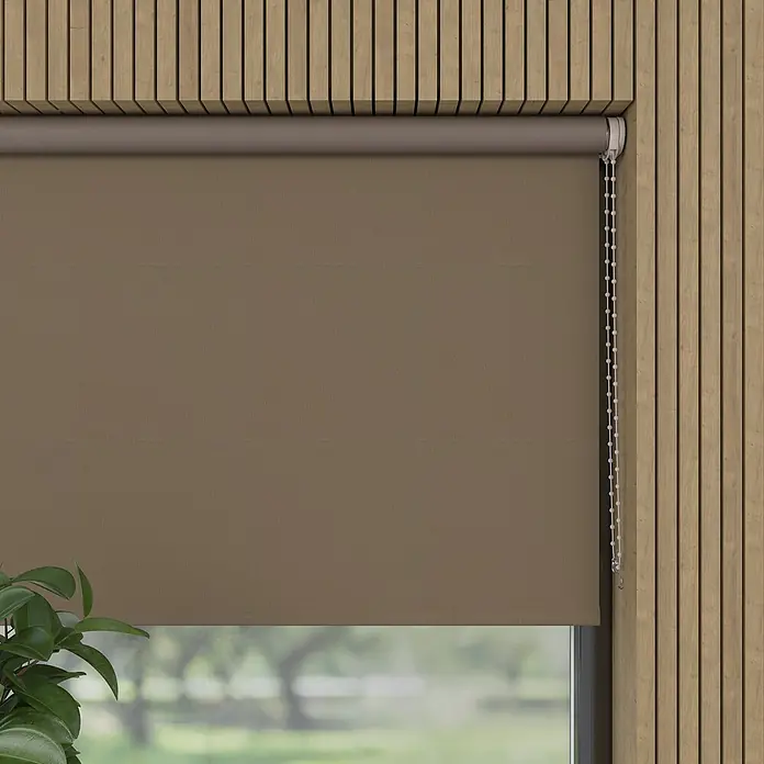 Verdunkelungsrollo - B x H: 170 x 190 cm, Dunkeltaupe, 100 % Polyester - Braune Rollos vor einem Fenster. Ideal für die Verdunkelung von Räumen und zur Dekoration mit Holzpaneelen.