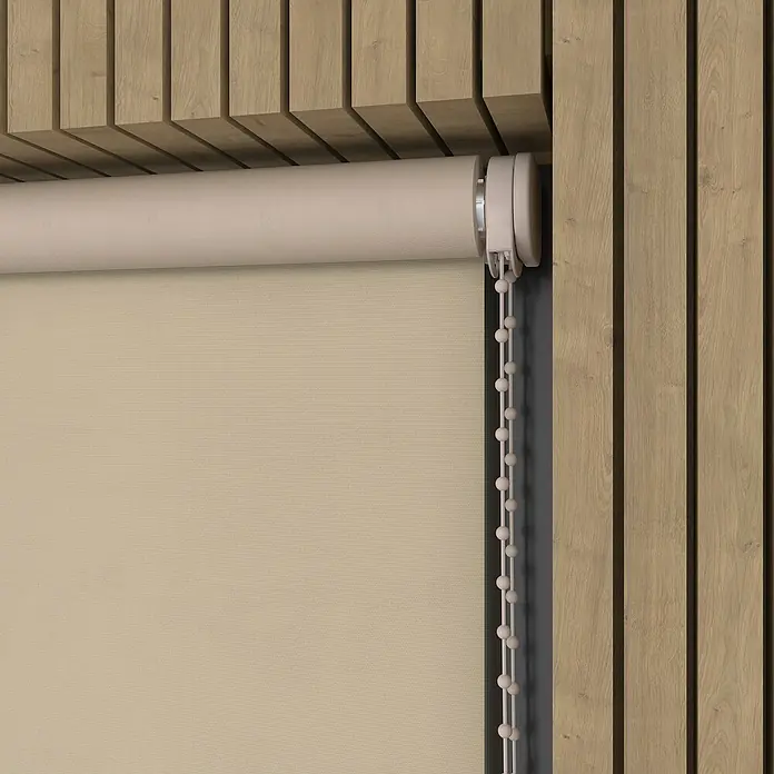 Verdunkelungsrollo - B x H: 230 x 190 cm, Sand, 100 % Polyester - Nahaufnahme einer beigen Rolljalousie mit Kettenzug an einer Holzwand. Die Jalousie ist teilweise heruntergelassen und das Licht ist weich.