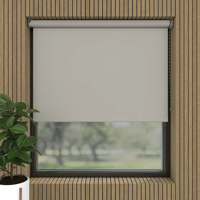 Verdunkelungsrollo - B x H: 220 x 190 cm, Hellgrau, 100 % Polyester - Ein graues Rollo hängt vor einem Fenster und bietet Privatsphäre und Lichtschutz. Die Holzpaneele an der Wand verleihen dem Raum eine warme Atmosphäre.