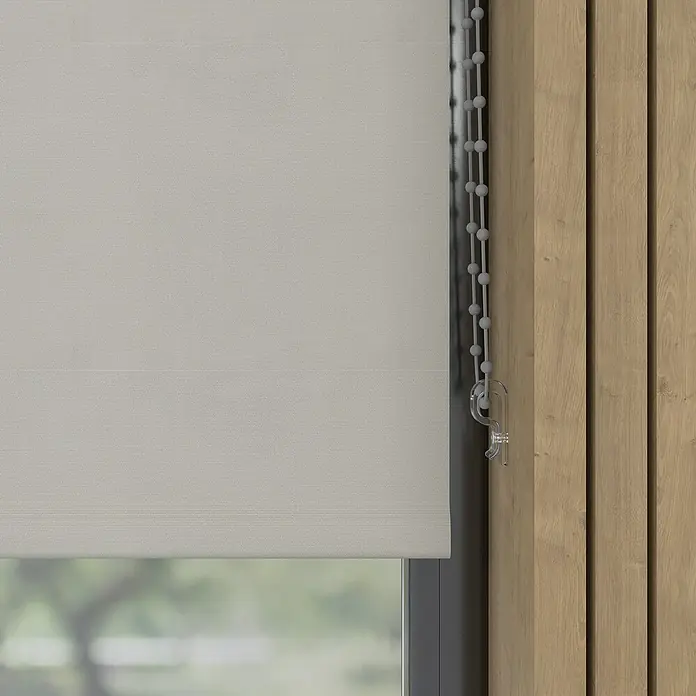 Verdunkelungsrollo - B x H: 220 x 190 cm, Hellgrau, 100 % Polyester - Eine Nahaufnahme eines grauen Rollos mit einer Perlenkette an einem Fenster. Ideal für stilvolle Fensterdekoration und effektiven Sonnenschutz.