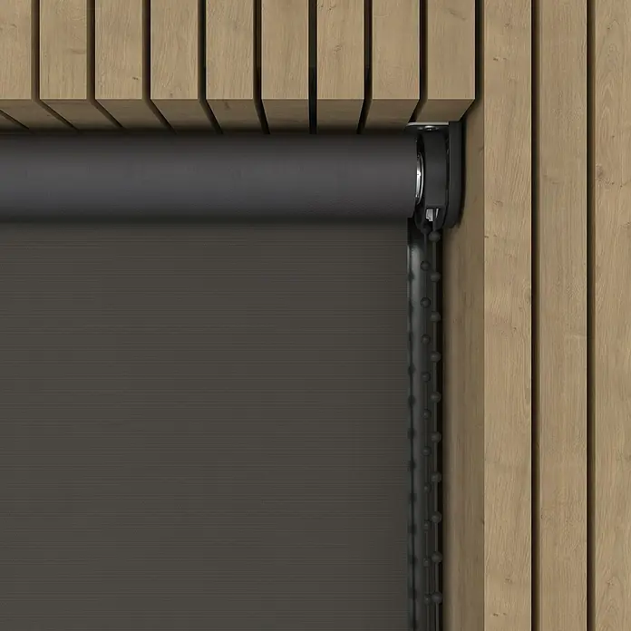Verdunkelungsrollo - B x H: 130 x 190 cm, Lehm, 100 % Polyester - Ein Rollo in Anthrazit ist an einer Holzwand montiert. Es bietet Privatsphäre und Dunkelheit im Raum.