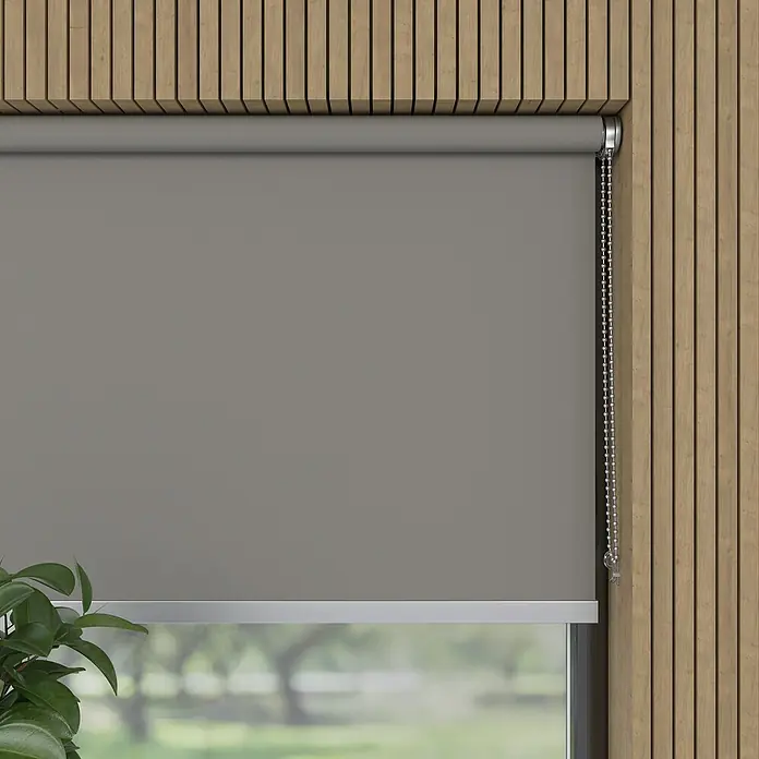Verdunkelungsrollo Luxus - B x H: 200 x 190 cm, Grau - Graue Rollmarkise am Fenster, die für Privatsphäre und Verdunkelung sorgt. Perfekt für jedes Zuhause oder Büro mit stilvollem und modernem Look.