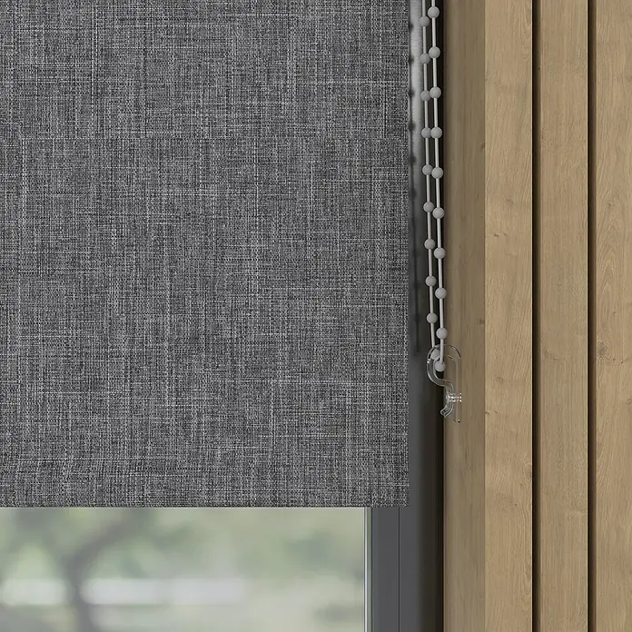Verdunkelungsrollo Struktur - B x H: 115 x 190 cm, Dunkelgrau - Nahaufnahme einer grauen Rollo mit Kettenzug vor einem Fenster, das für Privatsphäre und Lichtsteuerung sorgt.
