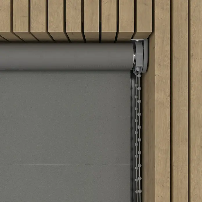 Verdunkelungsrollo - B x H: 130 x 190 cm, Metall, 100 % Polyester - Graue Rollos vor einer Holzwand, die eine moderne und funktionelle Fensterdekoration bieten, perfekt für die Lichtsteuerung.