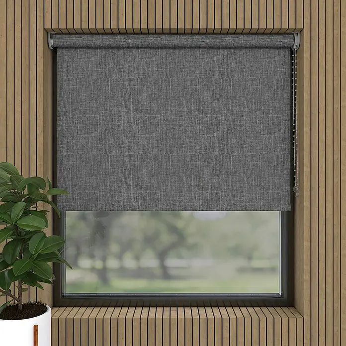 Verdunkelungsrollo Struktur - B x H: 115 x 190 cm, Dunkelgrau - Graue Rolloblende vor einem Fenster mit Blick auf Bäume und eine Topfpflanze auf der linken Seite.