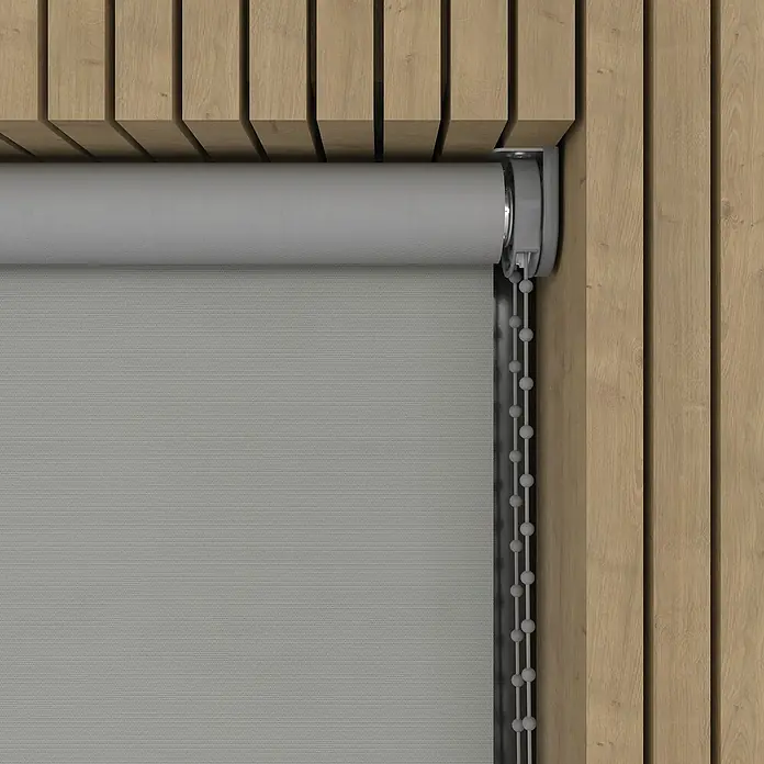 Verdunkelungsrollo - B x H: 200 x 190 cm, Kalkstein, 100 % Polyester - Eine Nahaufnahme einer grauen Rollladenvorhänge vor einer Holzwand, die ein modernes und funktionales Designelement zeigt.
