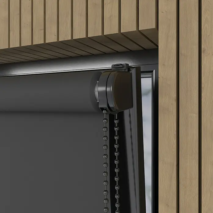 Verdunkelungsrollo Luxus - B x H: 200 x 190 cm, Anthrazit - Detailaufnahme einer grauen Rollladenvorrichtung mit Kettenzug vor einer Holzwand. Konzentriert sich auf Design und Funktionalität.