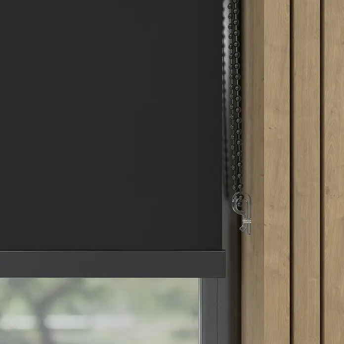 Verdunkelungsrollo Luxus - B x H: 200 x 190 cm, Schwarz - Nahaufnahme einer schwarzen Rollade mit Kettenzug vor einer hölzernen Wandverkleidung.