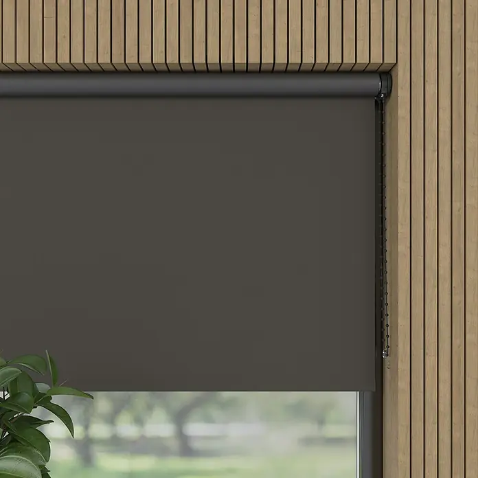 Verdunkelungsrollo - B x H: 130 x 190 cm, Lehm, 100 % Polyester - Grauer Rollladen vor einem Fenster mit Holzrahmen. Der Rollladen ist teilweise heruntergelassen und bietet Privatsphäre.