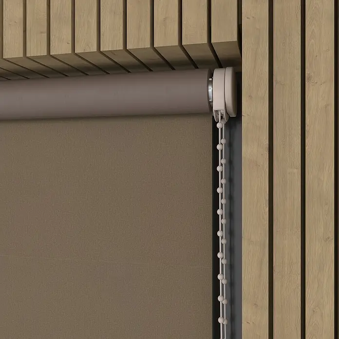 Verdunkelungsrollo - B x H: 170 x 190 cm, Dunkeltaupe, 100 % Polyester - Nahaufnahme eines Rollos mit Schnurzug, montiert zwischen hölzernen Wandpaneelen, die eine elegante und funktionelle Fenstergestaltung zeigen.
