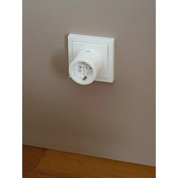 Osram Smart+ Smart-Steckdose matter - Innen, Weiß, 2 Stk. - Ein intelligenter WLAN-Stecker, der in eine weiße Steckdose an einer Wand eingesteckt ist, bietet eine bequeme Steuerung elektronischer Geräte.