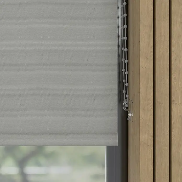 Verdunkelungsrollo - B x H: 200 x 190 cm, Kalkstein, 100 % Polyester - Nahaufnahme einer modernen, grauen Rolljalousie mit seitlichem Zugmechanismus und Holzelementen, die eine elegante Fensterdekoration bietet.