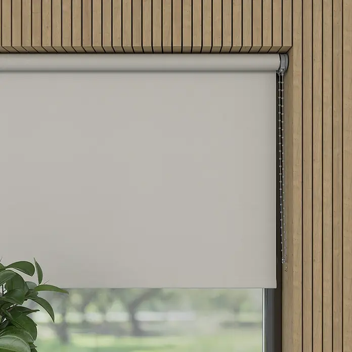 Verdunkelungsrollo - B x H: 220 x 190 cm, Hellgrau, 100 % Polyester - Nahaufnahme eines grauen Rollladens vor einer Holzwand, der das natürliche Licht sanft filtert.
