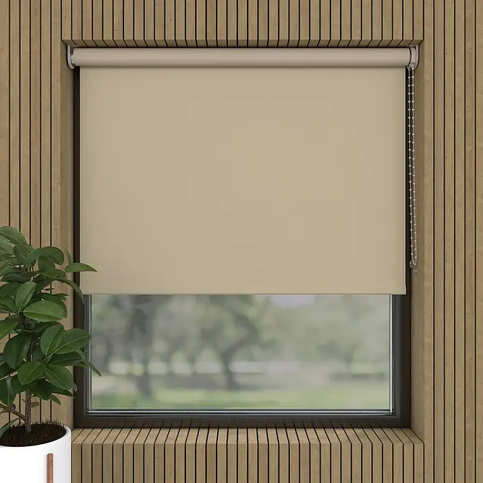 Verdunkelungsrollo - B x H: 230 x 190 cm, Sand, 100 % Polyester - Beigefarbenes Rollo im Fenster, das eine subtile Eleganz und Privatsphäre bietet, während es sich nahtlos in die natürliche Holzvertäfelung einfügt.