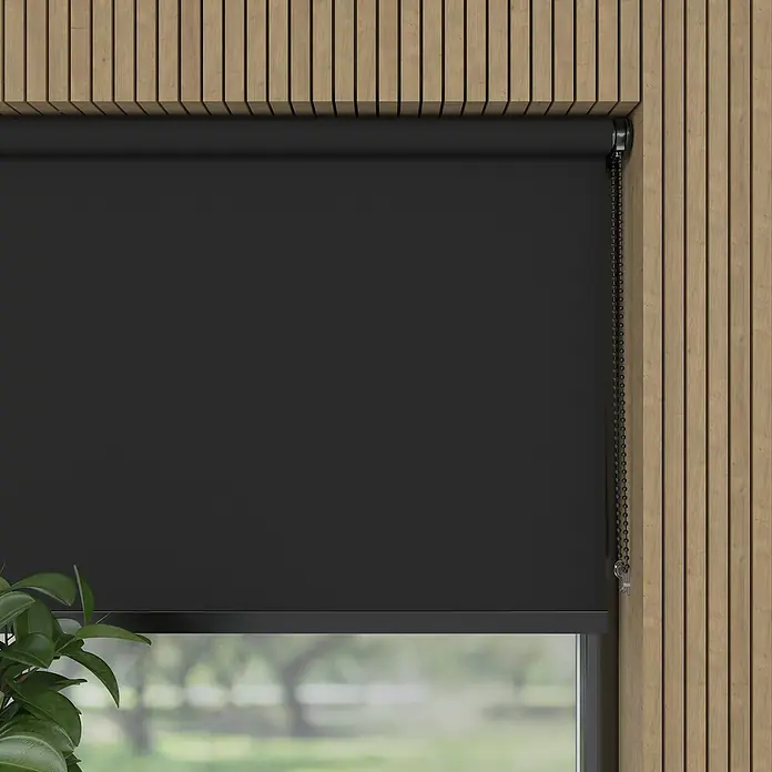 Verdunkelungsrollo Luxus - B x H: 200 x 190 cm, Schwarz - Eine elegante, schwarze Rollo sorgt für Privatsphäre und Verdunkelung in einem modern gestalteten Raum mit Holzverkleidung.