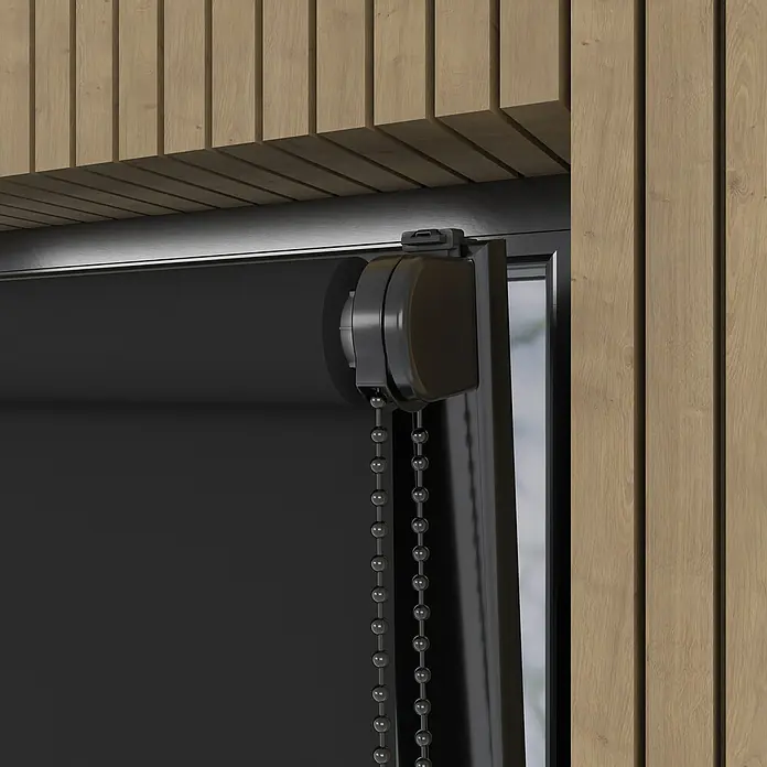 Verdunkelungsrollo Luxus - B x H: 200 x 190 cm, Schwarz - Nahaufnahme einer schwarzen Rolllade mit Kettenzug vor einer Holzwand. Das Produkt ist elegant und funktional.