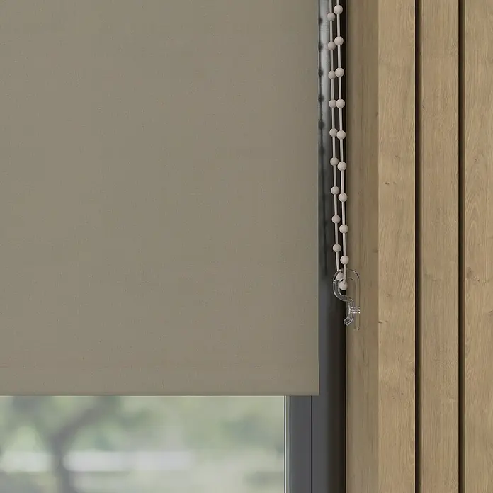 Verdunkelungsrollo - B x H: 130 x 190 cm, Twill, 100 % Polyester - Nahaufnahme einer Rollmarkise in Beige mit einer Perlenkette zur Bedienung, die an einer Holzwand befestigt ist.