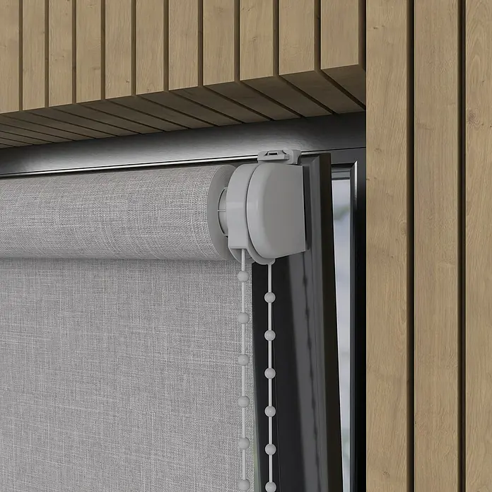 Verdunkelungsrollo Struktur - B x H: 115 x 190 cm, Grau - Detailaufnahme einer grauen Rollade mit weißer Zugschnur und Bedienung vor einer Holzvertäfelung.