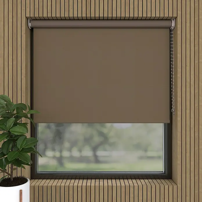 Verdunkelungsrollo - B x H: 170 x 190 cm, Dunkeltaupe, 100 % Polyester - Braun getönte Rollos verdecken ein Fenster in einem mit Holz vertäfelten Raum und bieten Privatsphäre und Stil.