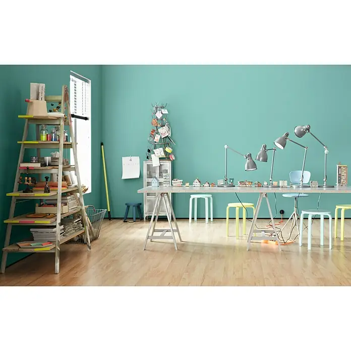 SCHÖNER WOHNEN-Farbe Wandfarbe TrendfarbeFrozen, Matt, 1 l, Konservierungsmittelfrei - Ein helles Arbeitszimmer mit einem langen Tisch und vielen Lampen, einem Regal und bunten Hockern.