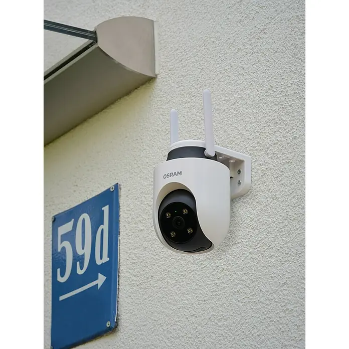 Osram Smart+ Überwachungskamera Outdoor 360 - Passend für: Alarmsystem, Smart Home System - Die Osram Überwachungskamera ist an einer weißen Wand montiert und bietet so Sicherheit für Ihr Zuhause.