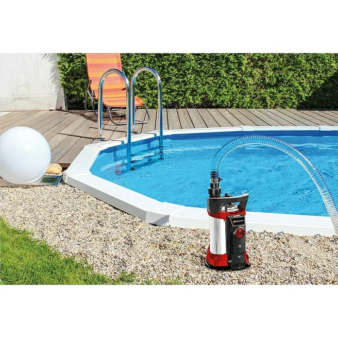 Einhell Klarwasser-Tauchpumpe GE-SP 4390 N-A LL ECO - 430 W, Max. Fördermenge: 9.000 l/h - Die Einhell GC-SP 2768 Schmutzwasserpumpe steht neben einem Pool und pumpt Wasser ab. Sie ist rot, silber und schwarz.