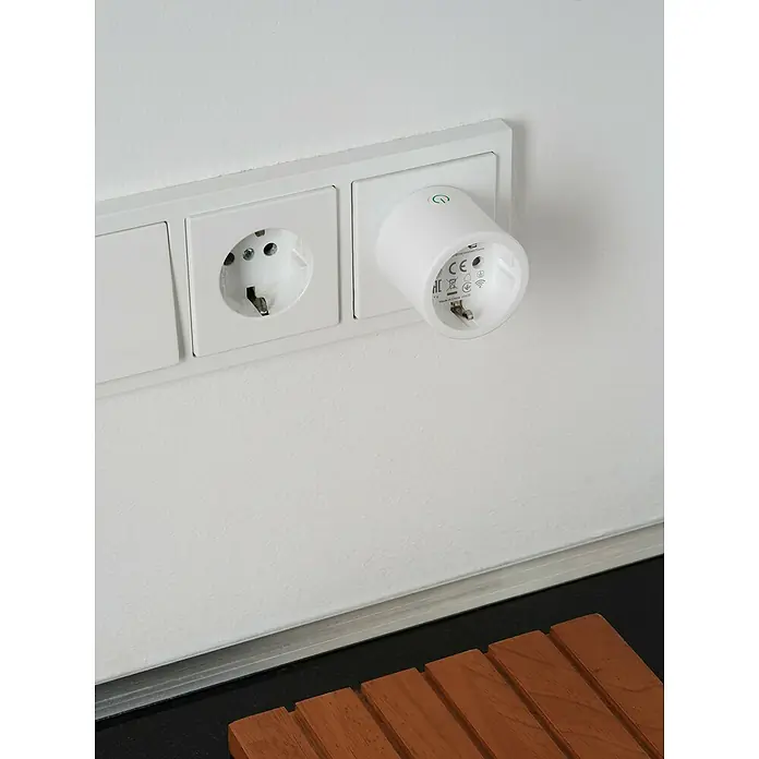 Osram Smart+ Smart-Steckdose matter - Innen, Weiß, 2 Stk. - Intelligenter Stecker in einer Steckdose. Der Stecker ist weiß und hat ein kleines grünes Symbol. Die Steckdose ist in einer weißen Wand montiert.
