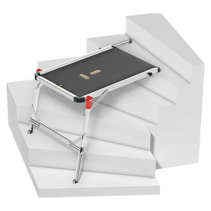 Hailo Treppenpodest TP1 - Belastbarkeit: 150 kg, Aluminium - Das Bild zeigt eine verstellbare Arbeitsbühne auf einer Treppe, ideal für Arbeiten in unterschiedlichen Höhen.