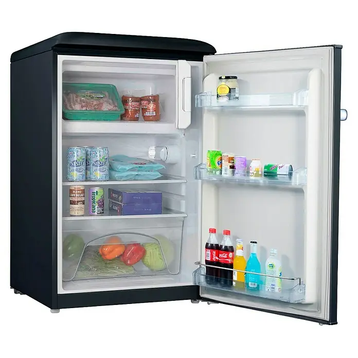 Corberó Nevera combi CF1PG90R - Contenido útil total: 111 l, 61,7 x 55,2 x 90 cm, Negro - Refrigerador abierto lleno de varios alimentos y bebidas, incluyendo carne, bebidas enlatadas y verduras.