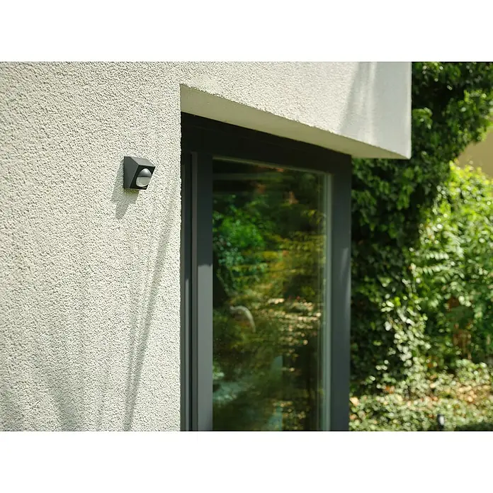 Osram Smart+ Bewegungsmelder - Anthrazit - Außenaufnahme einer modernen Außenleuchte an einer Fassade neben einem Fenster, die für Beleuchtung und Sicherheit sorgt.