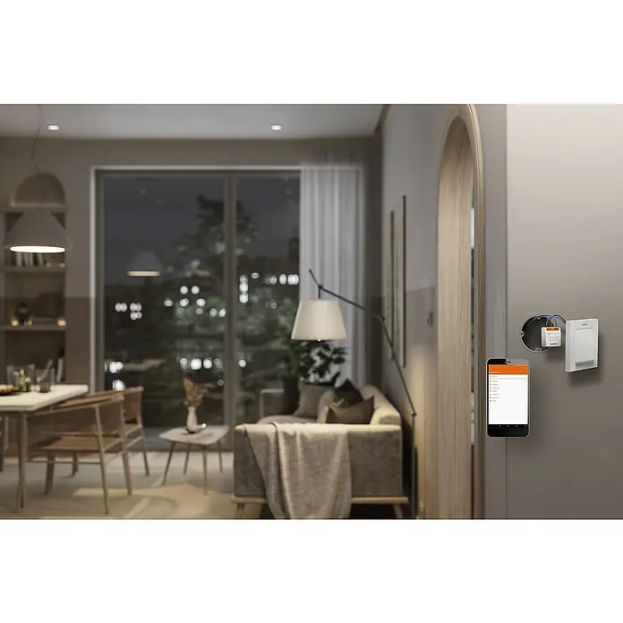 Osram Smart+ Schalter 1CH - Weiß, Innen - Intelligente Lichtsteuerung: Smartphone neben einem Wandschalter zur Steuerung der Beleuchtung im Wohnraum.