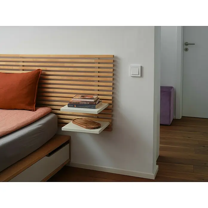 Osram Smart+ Schalter magnetischer Wandschalter 1G matter - Weiß, Innen - Holzbettheiz mit zwei Regalen. Das Bett hat orangefarbene und pfirsichfarbene Bettwäsche. Das Schlafzimmer hat Holzböden und eine weiße Tür.