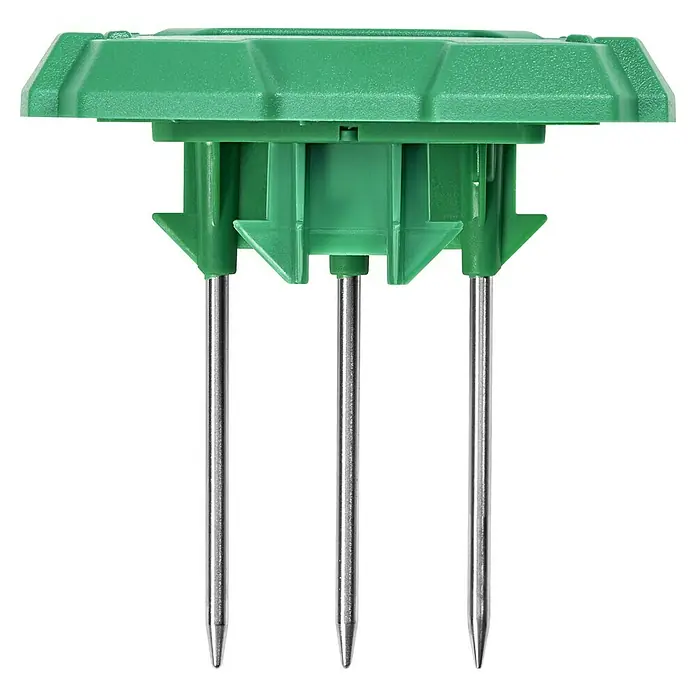 Osram Smart+ Bodenfeuchtesensor - Grün - Nahaufnahme eines grünen Bodenfeuchtigkeitsmessers mit drei Metallsonden vor schwarzem Hintergrund für Gartenarbeit.