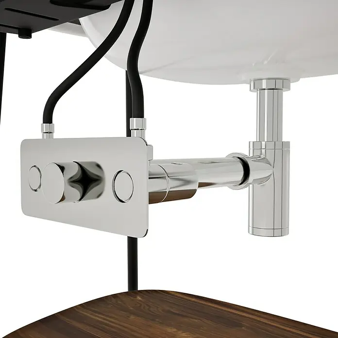 VitrA Plural Badmöbel-Set - Gesamtbreite Badmöbel: 99,5 cm, Weiß/Eiche Dunkel/Schwarz, Glänzend, 3 -tlg. - Nahaufnahme eines Waschbeckens mit verchromtem Wasserhahn und schwarzen Schläuchen, montiert auf einer Holzoberfläche.