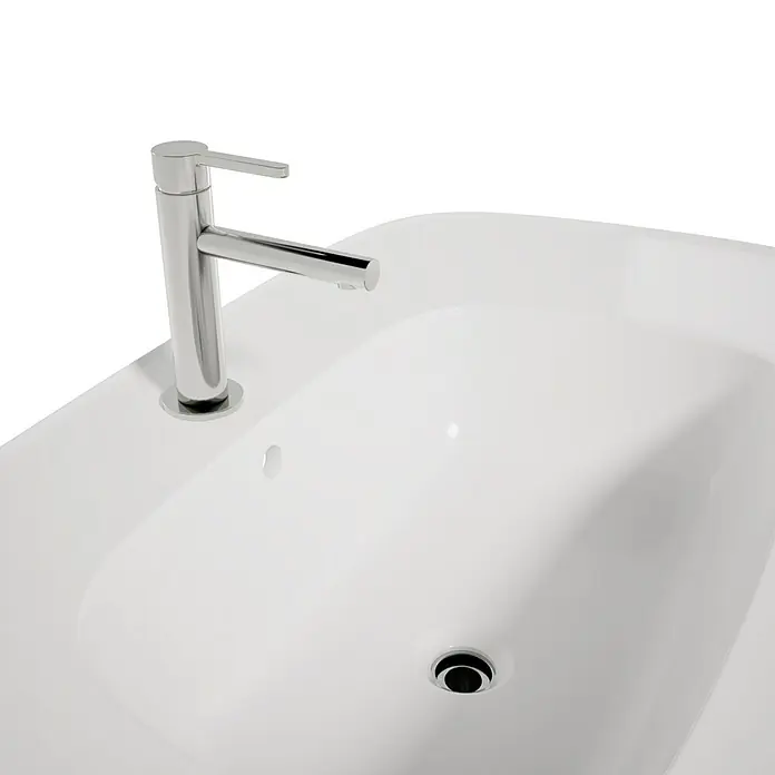 VitrA Plural Badmöbel-Set - Gesamtbreite Badmöbel: 99,5 cm, Weiß/Eiche Dunkel/Schwarz, Glänzend, 3 -tlg. - Nahaufnahme eines Waschbeckens mit einem glänzenden Chromhahn. Das Becken ist aus weißer Keramik gefertigt und hat einen modernen Look.