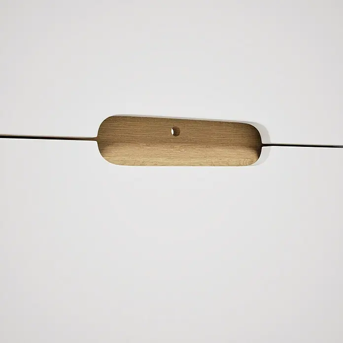 VitrA Sento Badmöbel-Set Sento - 63 cm, Weiß, 2 Schubladen - Elegantes Möbelstück mit einem Griff aus hellem Holz in der Mitte einer weißen Oberfläche, das Design und Funktionalität vereint.