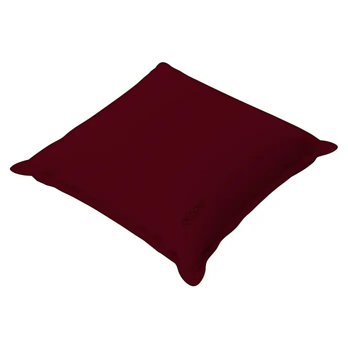 Doppler Outdoor-Kissen City - Rot, L x B x H: 45 x 45 x 14 cm - Nahaufnahme eines quadratischen Dekokissens in dunklem Weinrot, ideal für Sofa oder Bett.