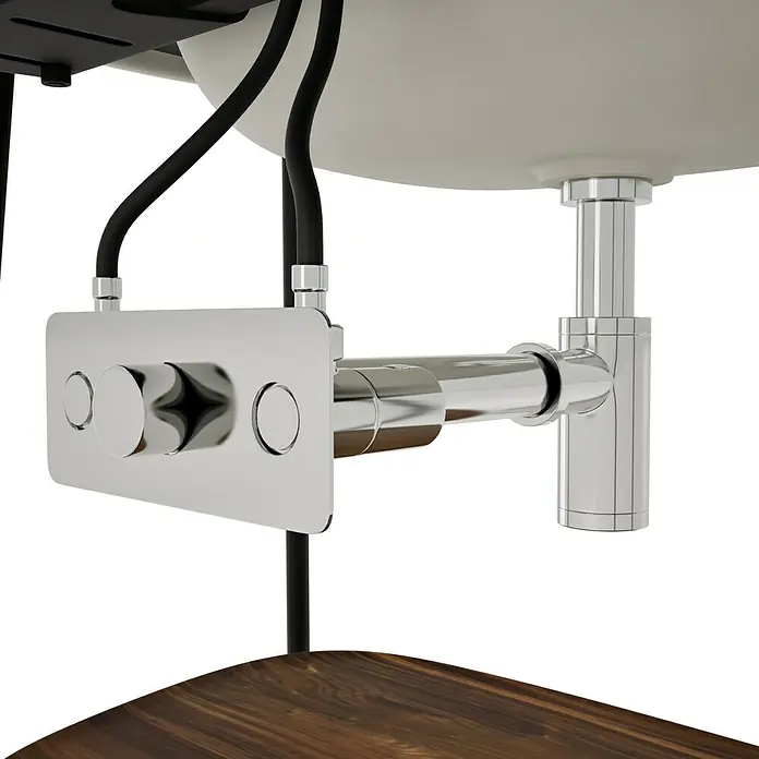 VitrA Plural Badmöbel-Set - Gesamtbreite Badmöbel: 99,5 cm, Taupe/Eiche Dunkel/Schwarz, Matt, 3 -tlg. - Nahaufnahme der Chromarmatur unter einem Waschbecken mit schwarzen Schläuchen. Holzplatte im Vordergrund.