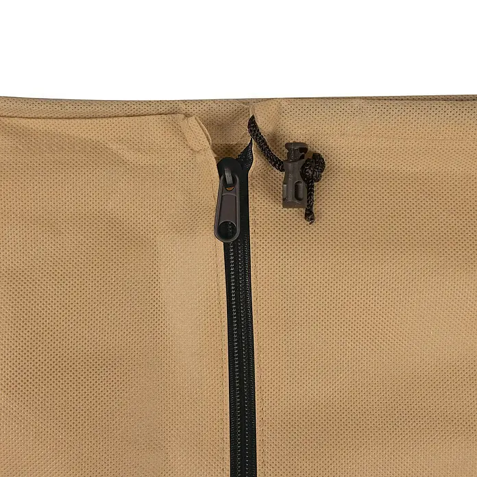 Windhager Winterschutzvlies Easy Up XXL - L x H: 200 x 180 cm, Beige, 100 g/m² - Nahaufnahme eines beigen Stoffbezugs mit Reißverschluss und Kordelzug, ideal zum Schutz von Gartenmöbeln vor Witterungseinflüssen.