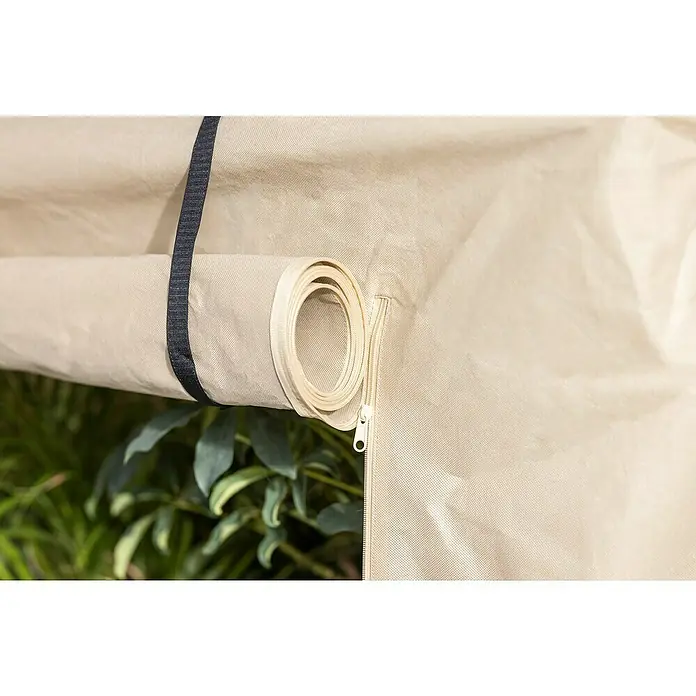Windhager Winterschutzvlies Easy Up XXL - L x H: 200 x 180 cm, Beige, 100 g/m² - Nahaufnahme einer beigen Gartenmöbelabdeckung, die aufgerollt und mit einem schwarzen Riemen befestigt ist, um die einfache Lagerung zu demonstrieren.