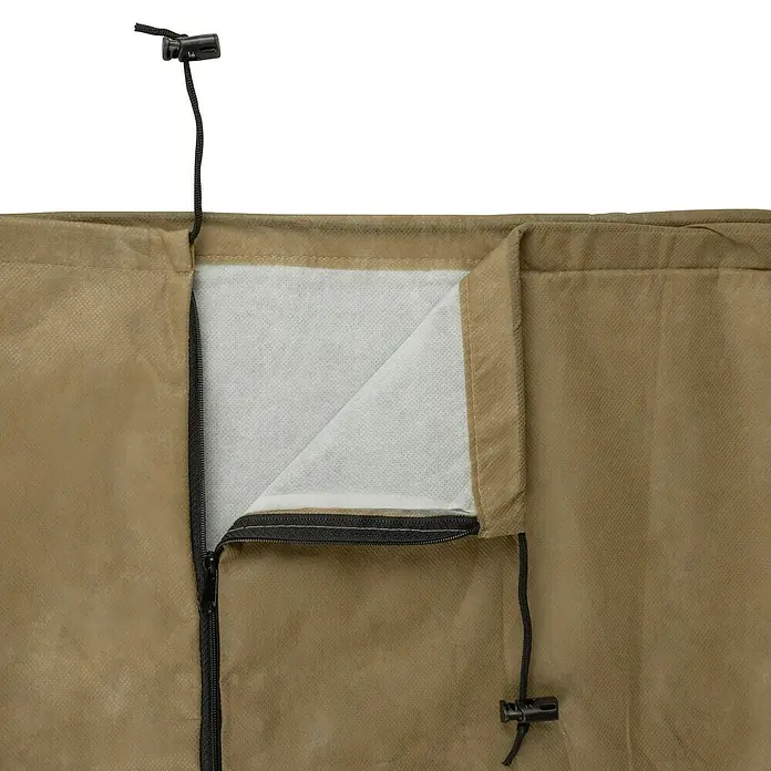Windhager Winterschutzvlies - B x H: 110 x 110 cm, Beige, 50 g/m² - Nahaufnahme einer beigen Schutzhülle mit Reißverschluss und Zugband, ideal für Gartenmöbel. Schützt vor Wind und Wetter.
