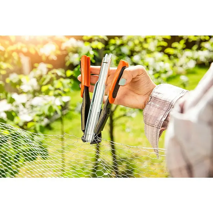 Windhager Draht - Ringe C-Form - Metall, Verzinkt, 1.000 Stk. - Eine Person befestigt einen Drahtzaun mit einer Drahtzange. Die Drahtzange ist orange und schwarz und hat einen silberfarbenen Griff.