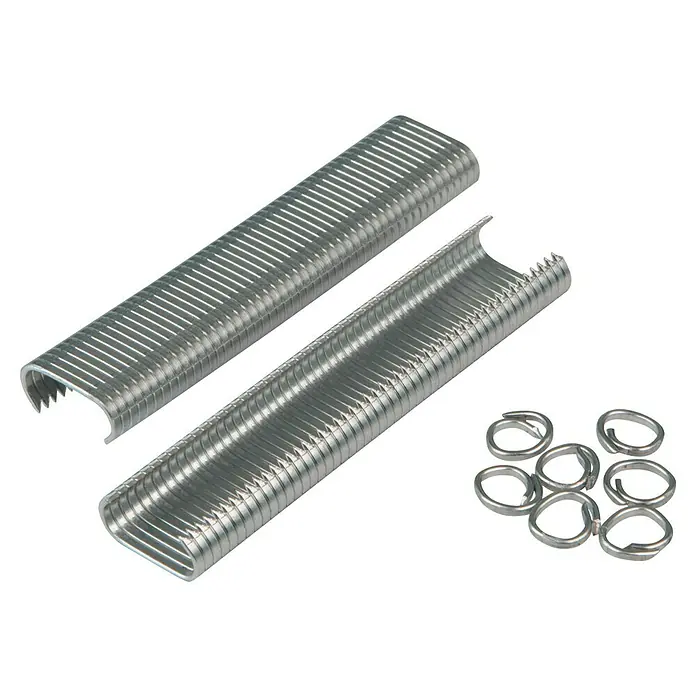 Windhager Draht - Ringe C-Form - Metall, Verzinkt, 1.000 Stk. - Zwei Streifen aus Drahtklammern und einige einzelne Klammern, alle aus glänzendem Metall, liegen auf einer schwarzen Oberfläche.