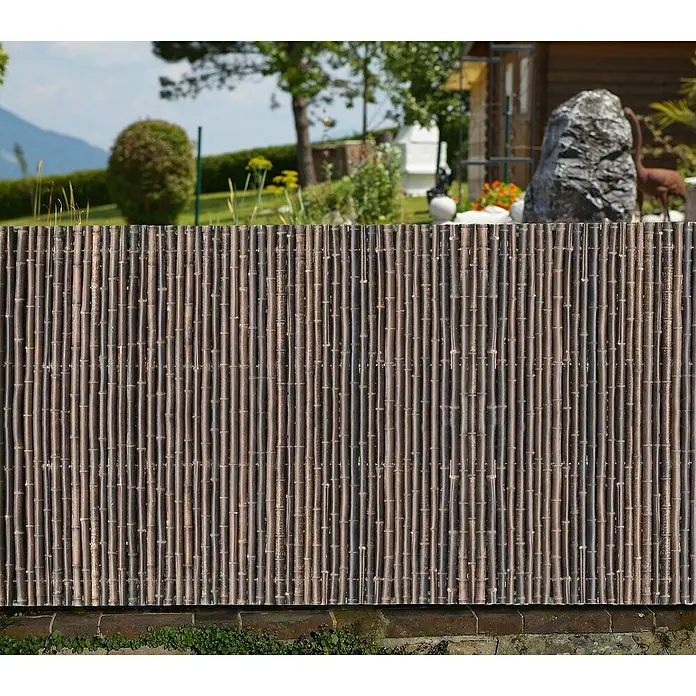 Windhager Sichtschutzmatte Ontake - L x H: 180 x 180 cm, Bambus, Schwarz - Brauner Bambuszaun im Garten, der Privatsphäre und natürliche Ästhetik bietet, perfekt zur Abgrenzung und Dekoration von Außenbereichen.