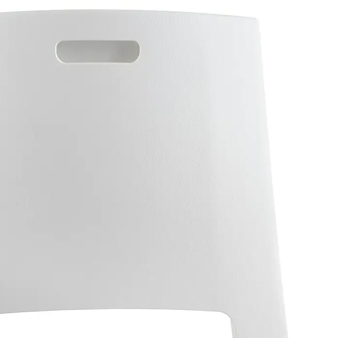 Silla de jardín Master - 60 x 67 x 82 cm, Blanco, Polipropileno, Apilable - Primer plano de un taburete blanco con asa, ideal para interiores modernos. Práctico y elegante para cualquier espacio.