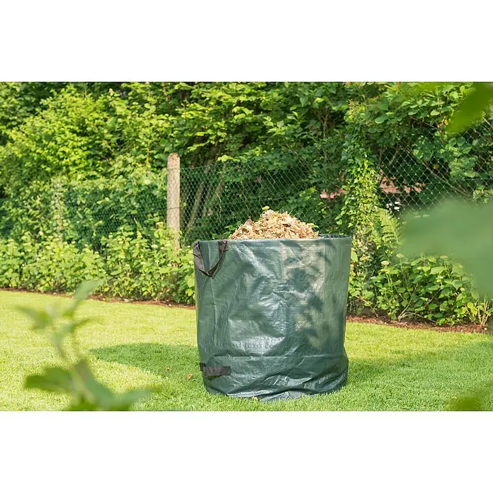 Windhager Gartenabfallsack - 80 l - Ein grüner Gartensack gefüllt mit Laub steht auf einem Rasen vor Büschen, ideal für die Gartenarbeit.