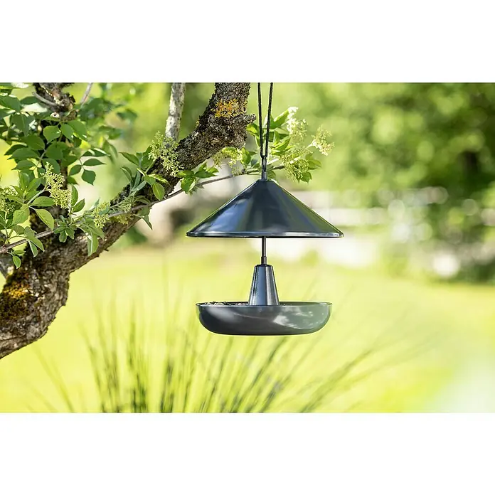 Windhager Vogelhaus Korny - Metall, Anthrazit - Eine moderne, graue Vogeltränke hängt an einem Baum im Garten und bietet Vögeln Futter in einer stilvollen Umgebung.